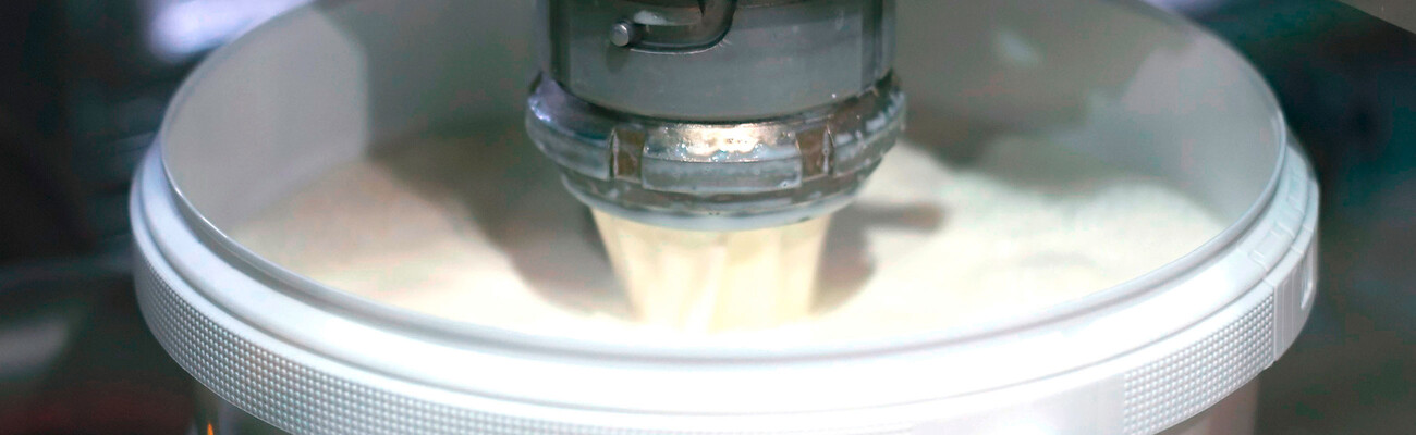 「Bayerische Milchindustrie eG」向けのケーザー社のブロワー - 画像は乳製品の充填を示す