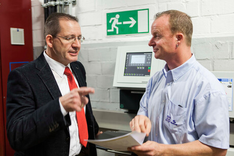 ケーザー・コンプレッサー社エンジニアのHagesとZF Friedrichshafen社従業員のBaumgarten氏が圧縮空気システム計画を検討