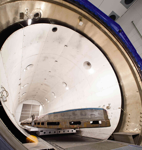 研究用オートクレーブにケーザー社製品で圧縮空気と窒素供給