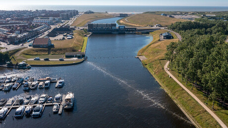 オランダのカトウェイクにあるThe Great Bubble Barrier社の気泡カーテン。