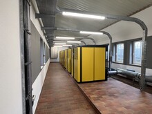 効率的なスクリューコンプレッサーが電力消費量を削減します。