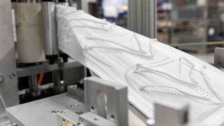 Unimaticで生産中のFFP2保護マスク。