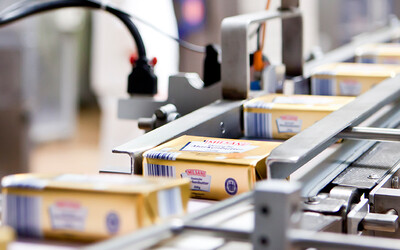 ドイツ品質の圧縮空気。Ammerland Dairy社は、施設拡張にあたりケーザー社の排熱再利用技術を導入しました。