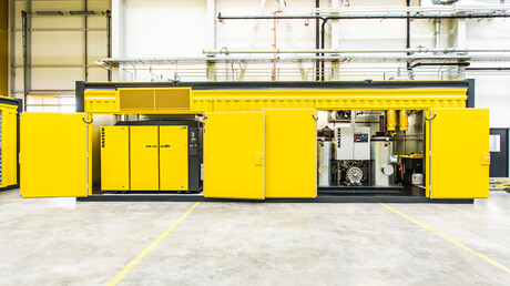 圧縮空気コンテナを開くと、ケーザー・コンプレッサー社のロータリースクリューコンプレッサーが設置されています。