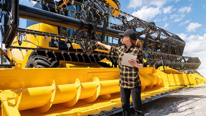 コンバインハーベスタは、冬季保管前に、専門家により空気コンプレッサーで清掃および点検されました。