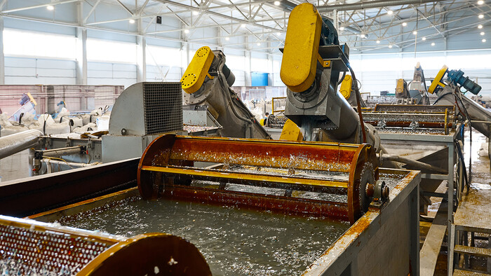 コンプレッサーからの排気により水を加熱し、部品洗浄用の温水が得られます。