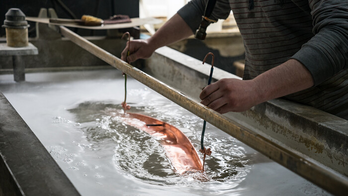 圧縮空気コンプレッサーで生産された温水を使用した電気めっき。